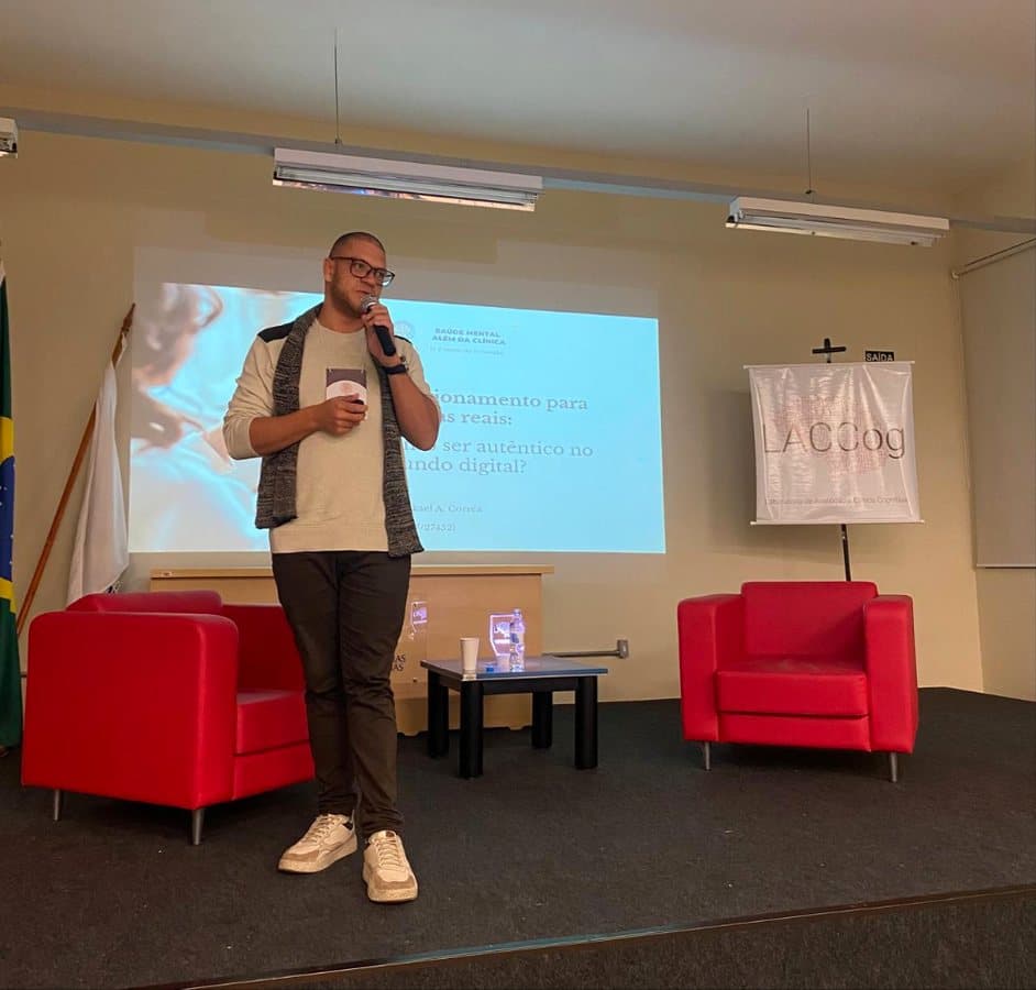 Palestrante no palco da III edição